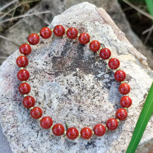 Bracelet en jaspe rouge et perles de rocailles dorées