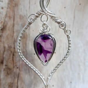 Pendentif flottant en améthyste "trapiche"