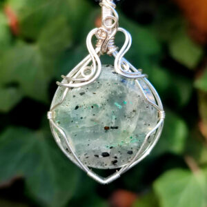 Pendentif en quartz cuprifère à inclusions de biotite