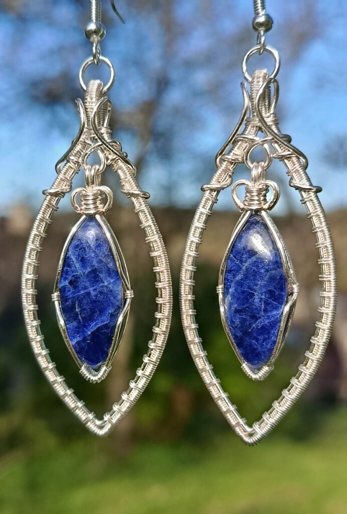 Boucles d'oreilles "flottantes" en sodalite