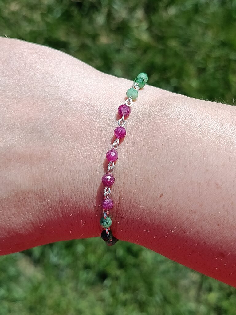 Bracelet chaîne en rubis et zoïsite