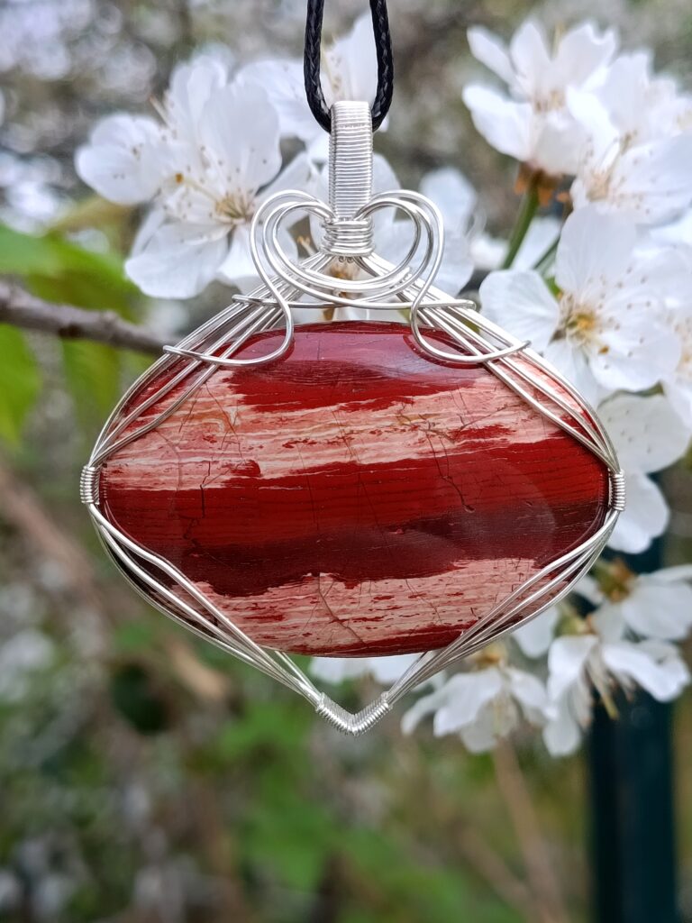 Pendentif en jaspe rouge "peau de serpent"