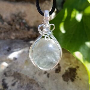 Pendentif mini sphère en fluorite