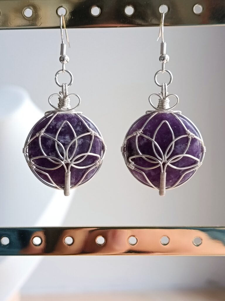 Boucles d'oreilles lotus en lépidolite