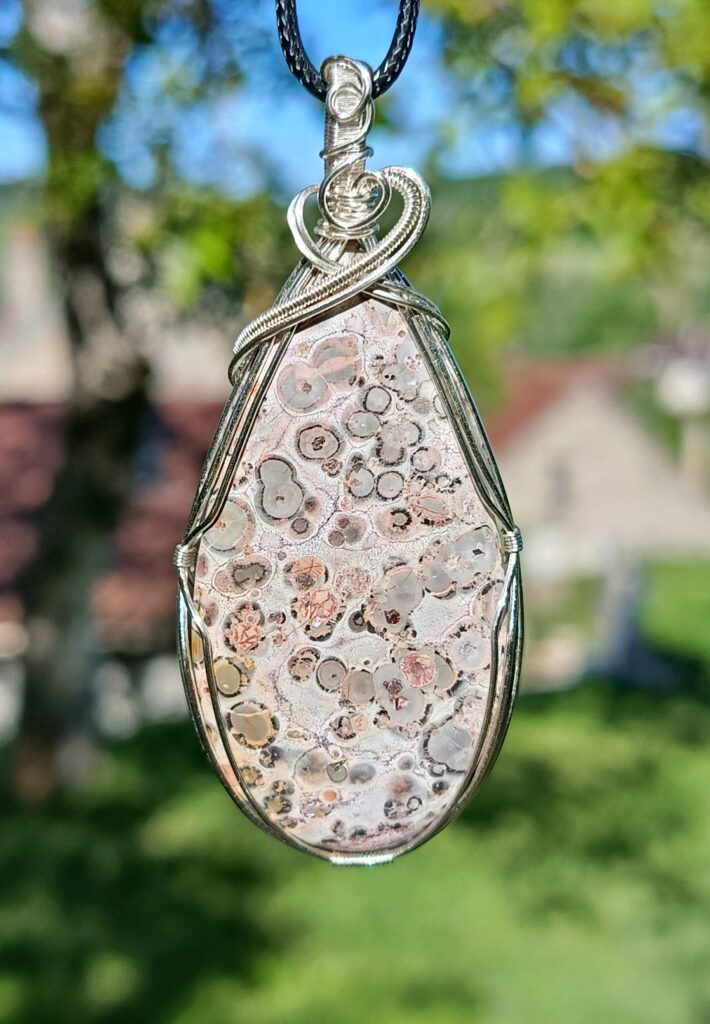 Pendentif en jaspe léopard