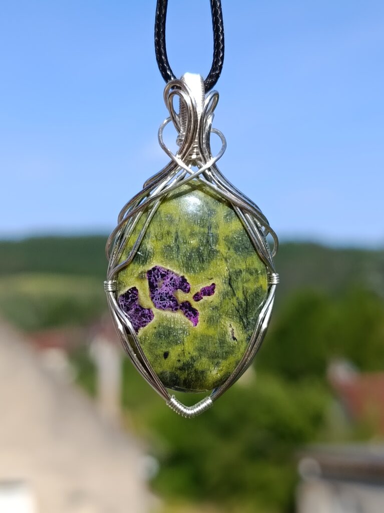 Pendentif en atlantisite