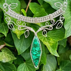 Collier plastron en malachite
