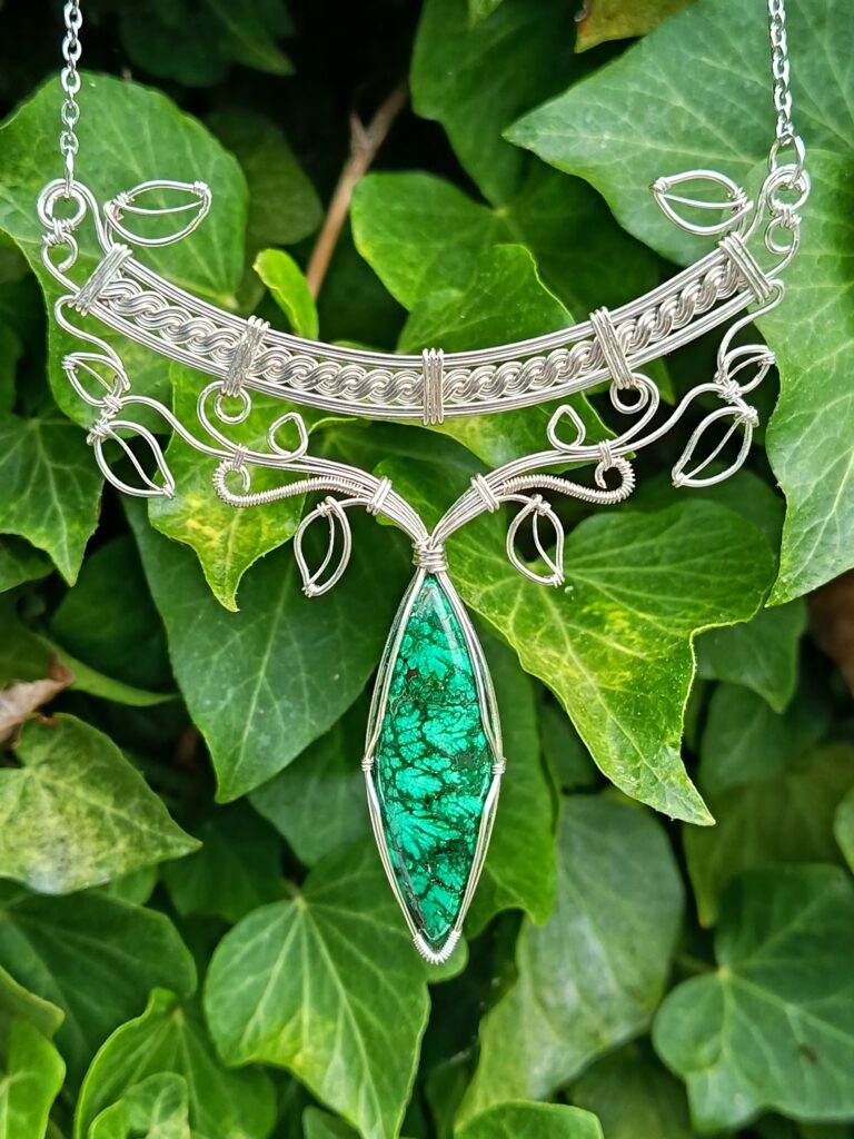 Collier plastron en malachite