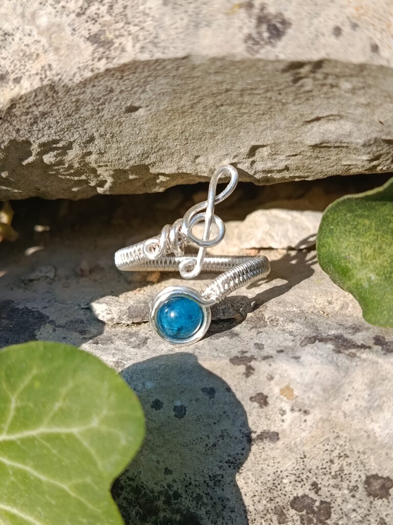 Bague "clé de sol" en apatite