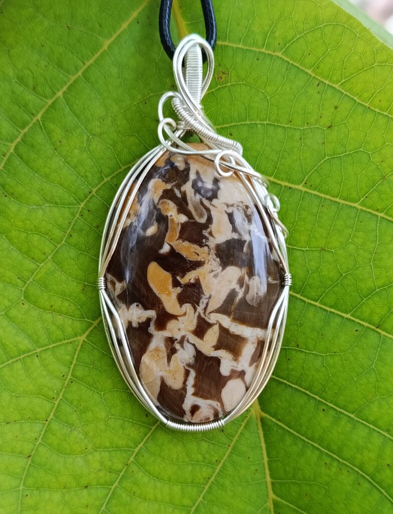 Pendentif en jaspe bois d'arachide