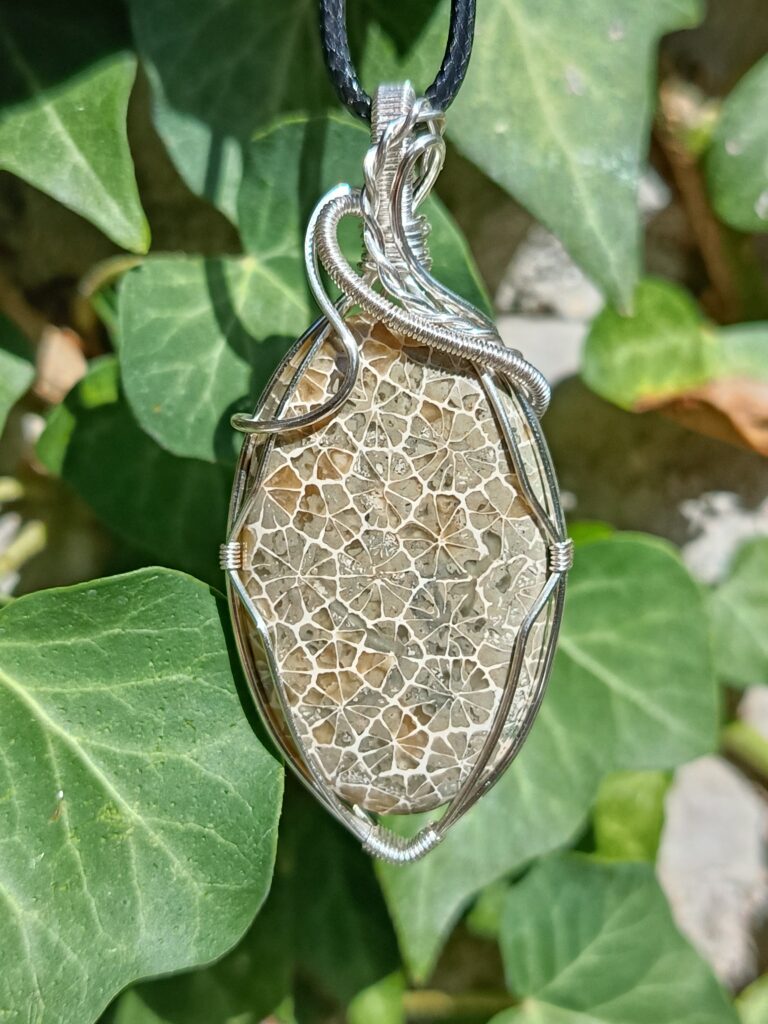 Pendentif en corail fossile